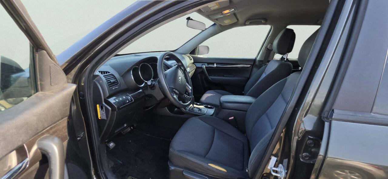 Used 2012 Kia Sorento FWD w/ Third Row Pkg image 7