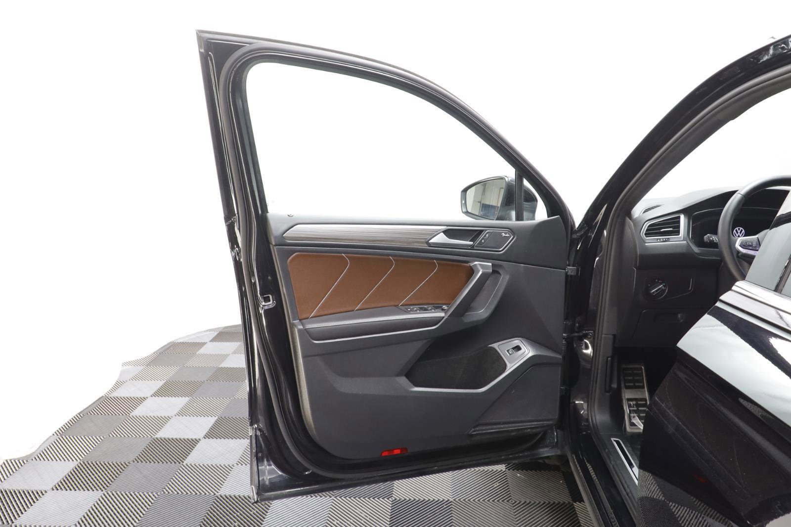 Used 2023 Volkswagen Tiguan SEL R-Line image 5