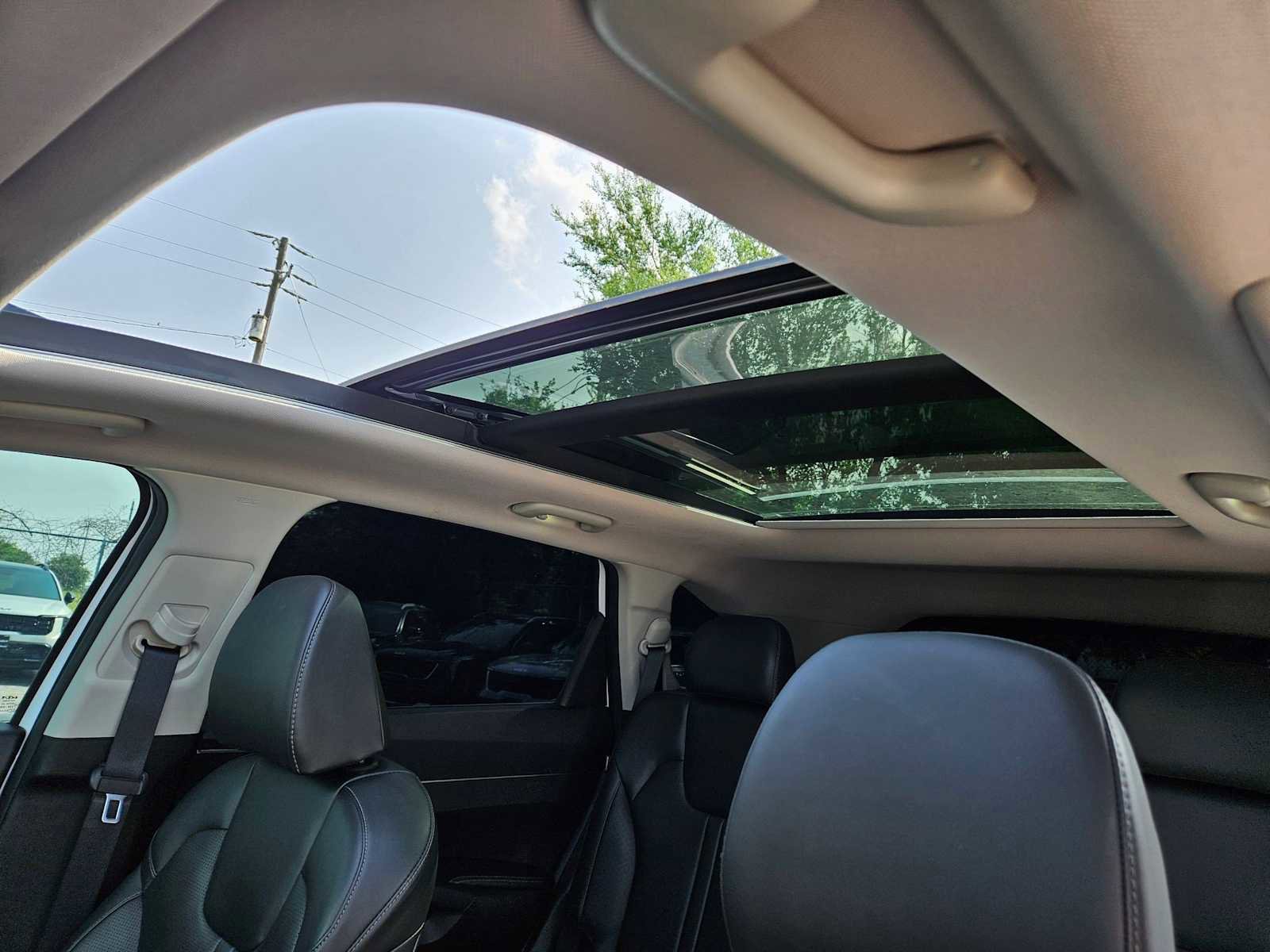 Certified 2025 Kia Sorento EX w/ Panoramic Sunroof Package FWD image 15