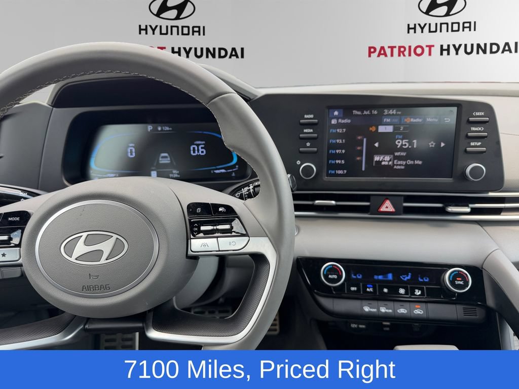Used 2025 Hyundai Elantra Sport FWD image 11