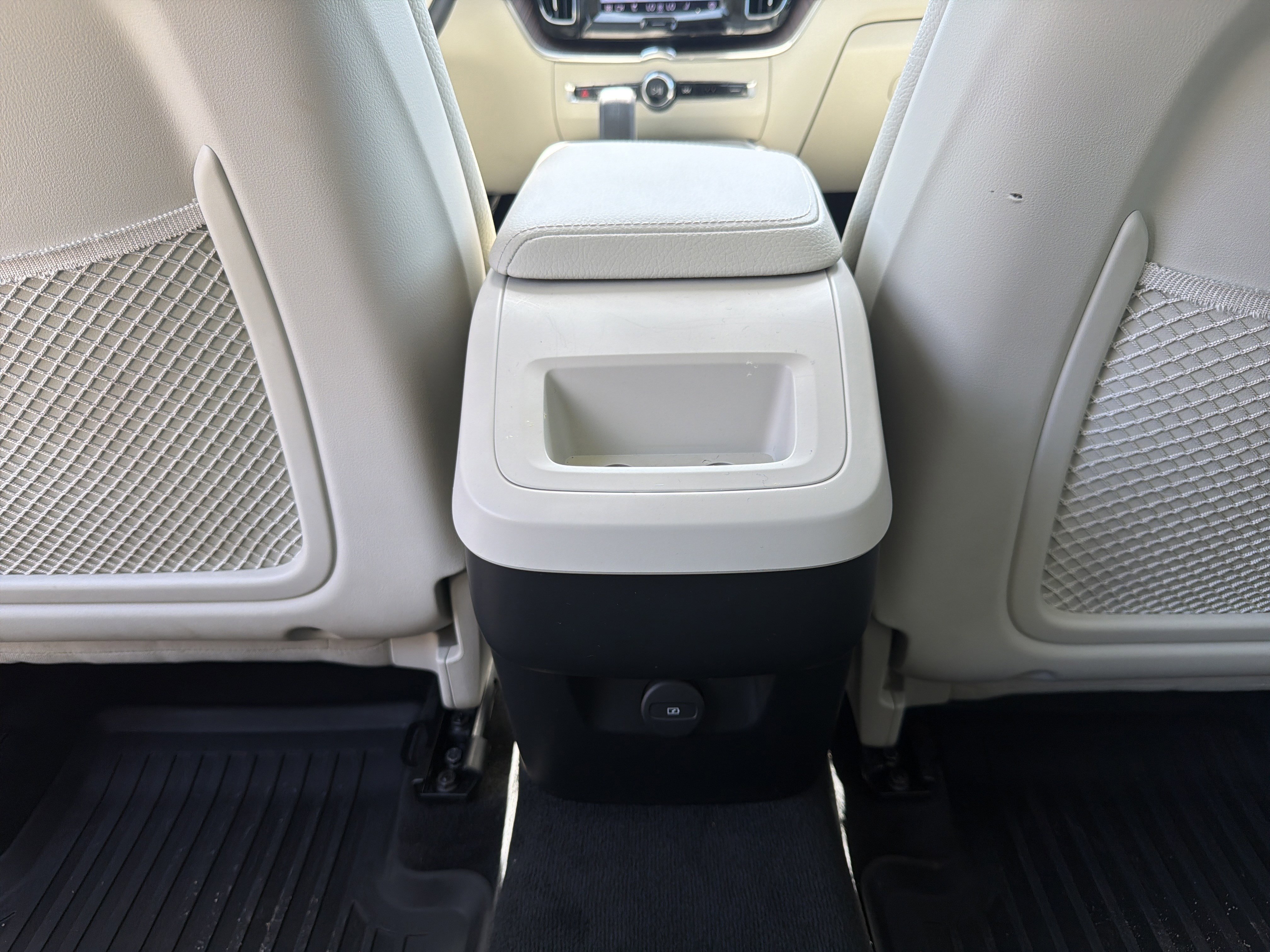 Used 2022 Volvo XC60 B5 Momentum image 26