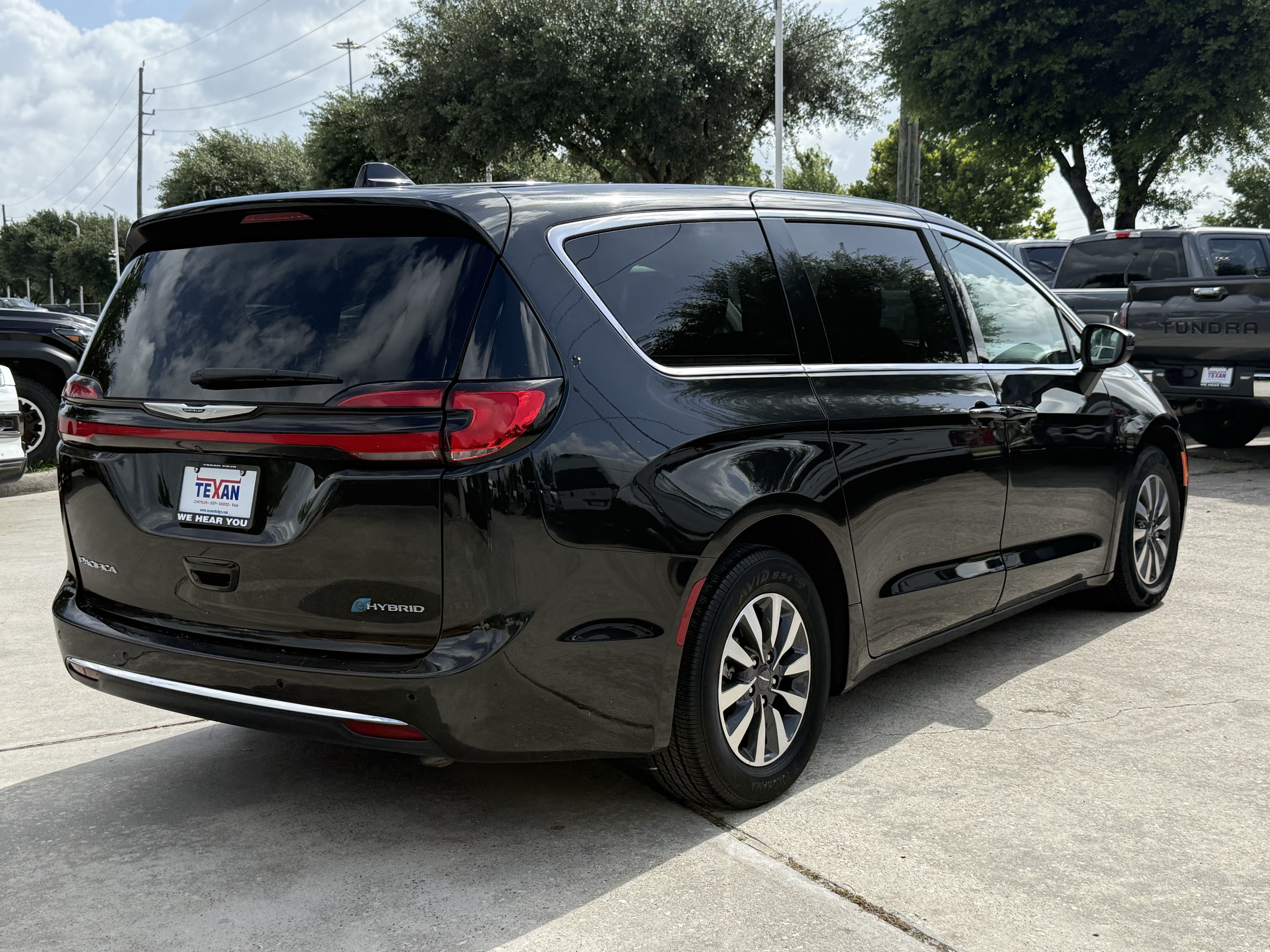 Used 2023 Chrysler Pacifica Touring-L FWD image 5
