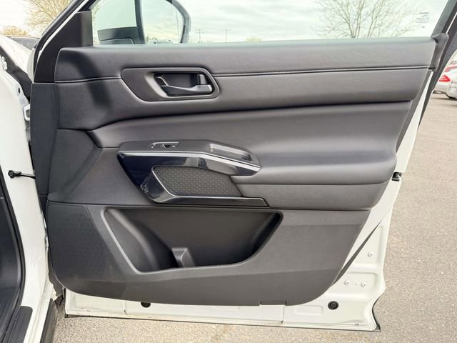 Used 2025 Nissan Pathfinder SV image 8