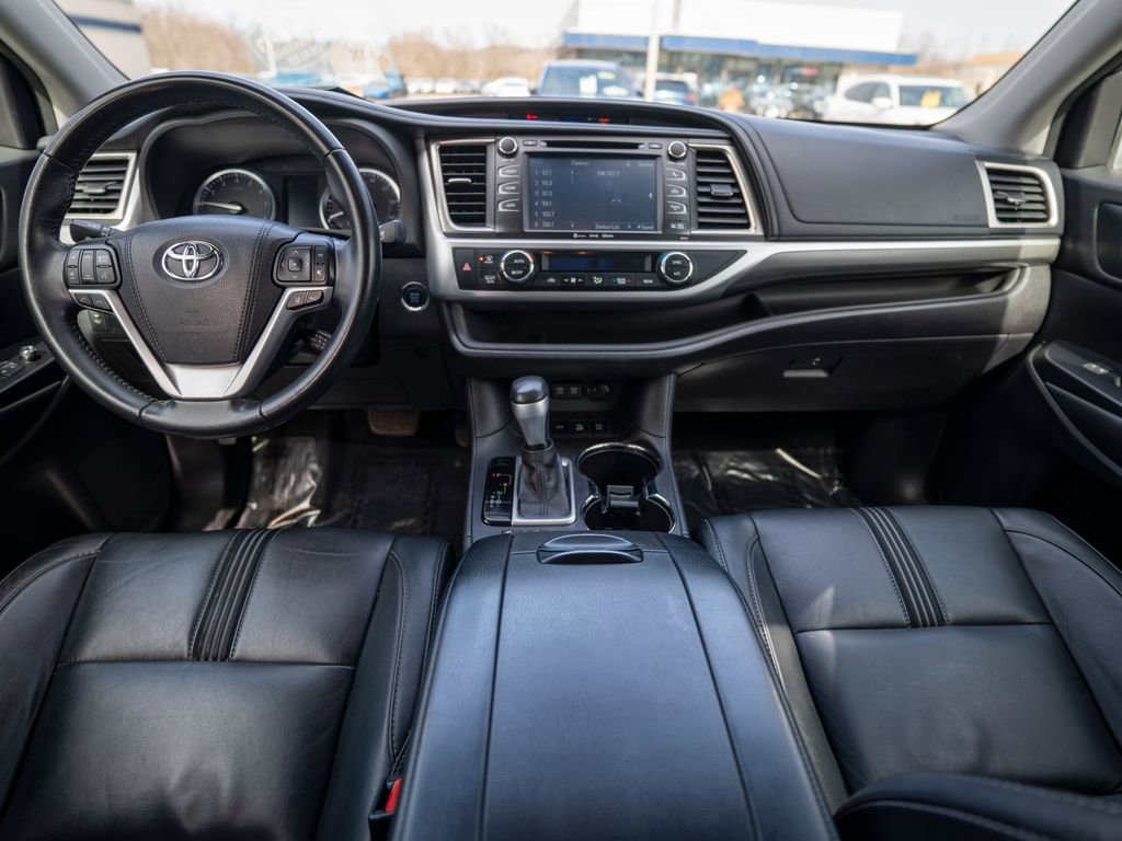 Used 2017 Toyota Highlander SE image 17