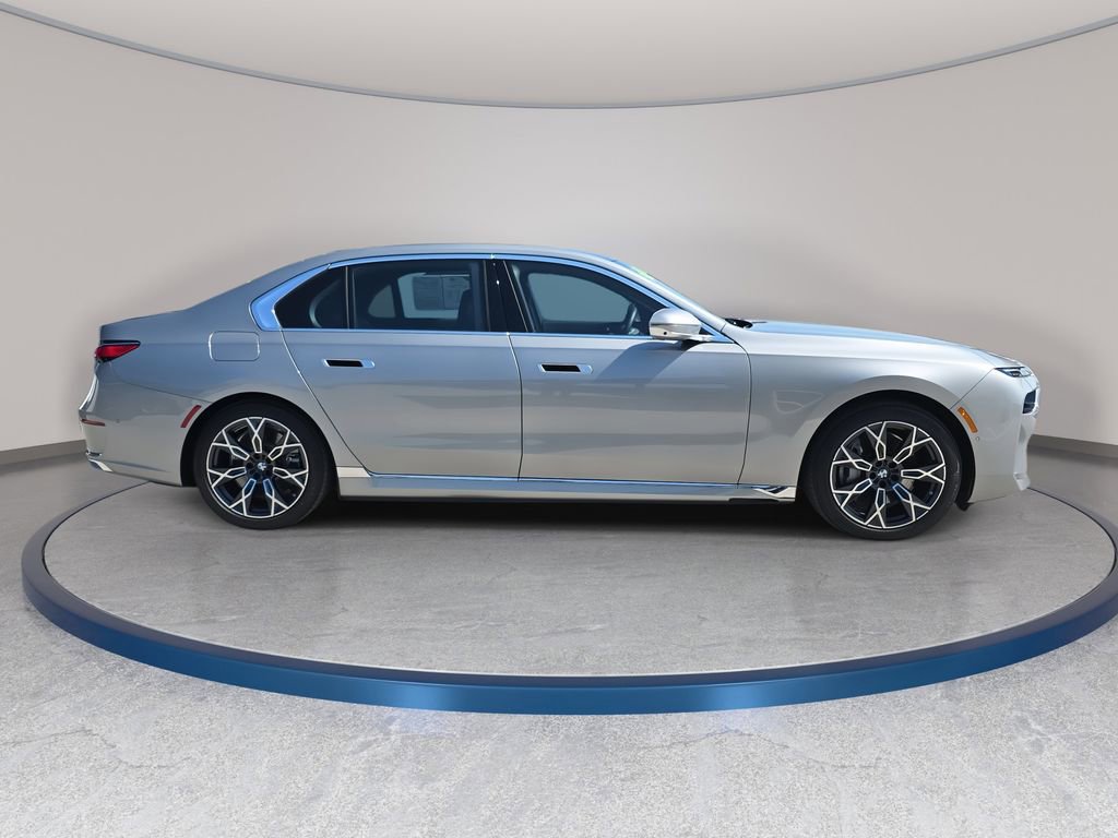 Used 2025 BMW i7 eDrive50 w/ Premium Package image 4