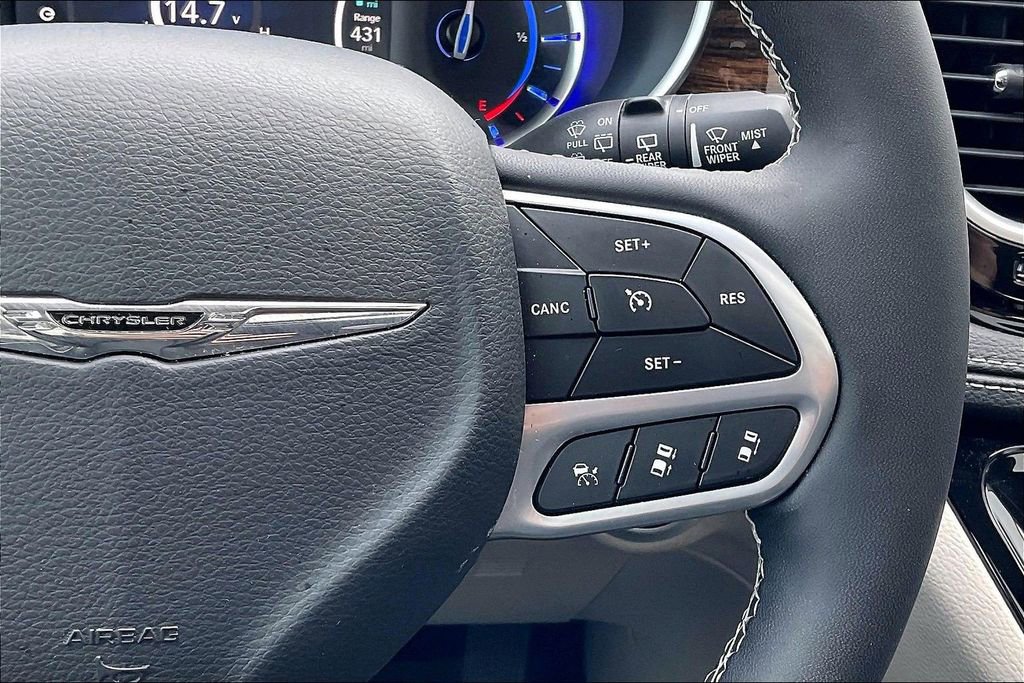 Used 2023 Chrysler Pacifica Limited image 19