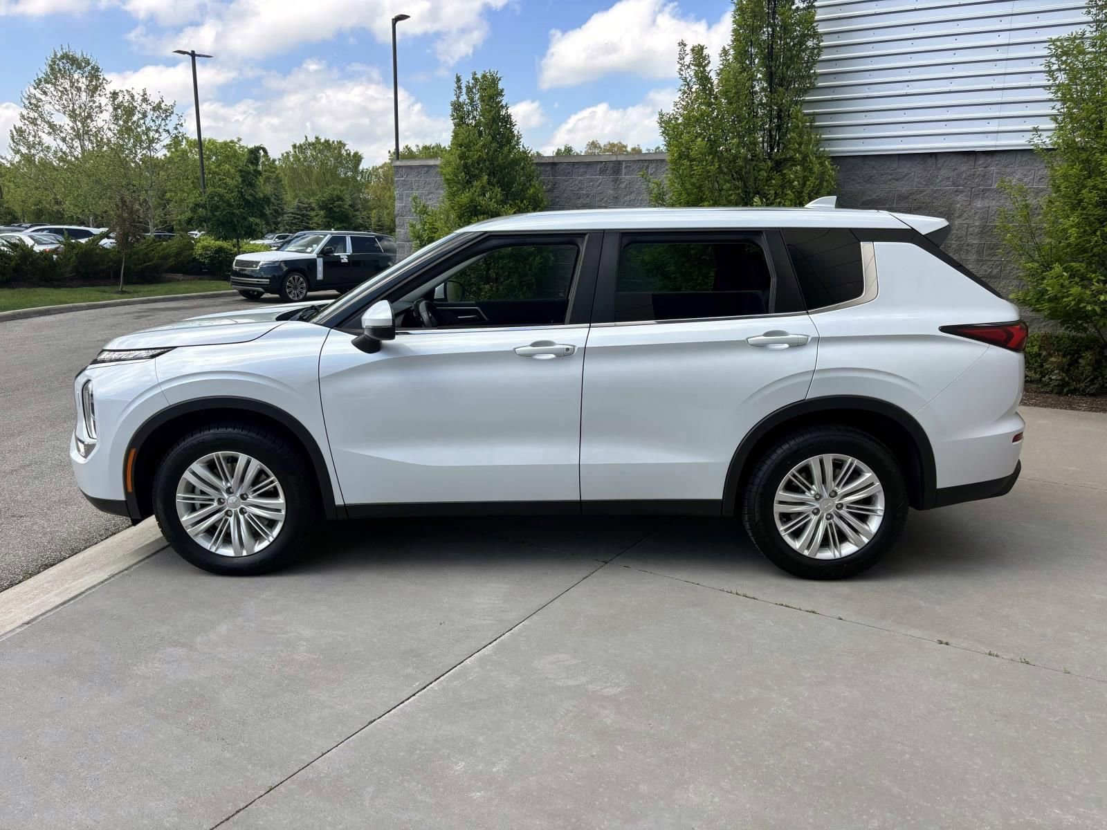 Used 2023 Mitsubishi Outlander ES AWD/4WD image 8