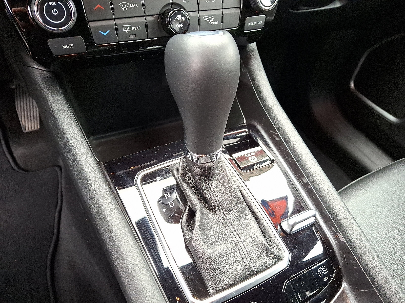 Used 2024 Jeep Compass Latitude image 16