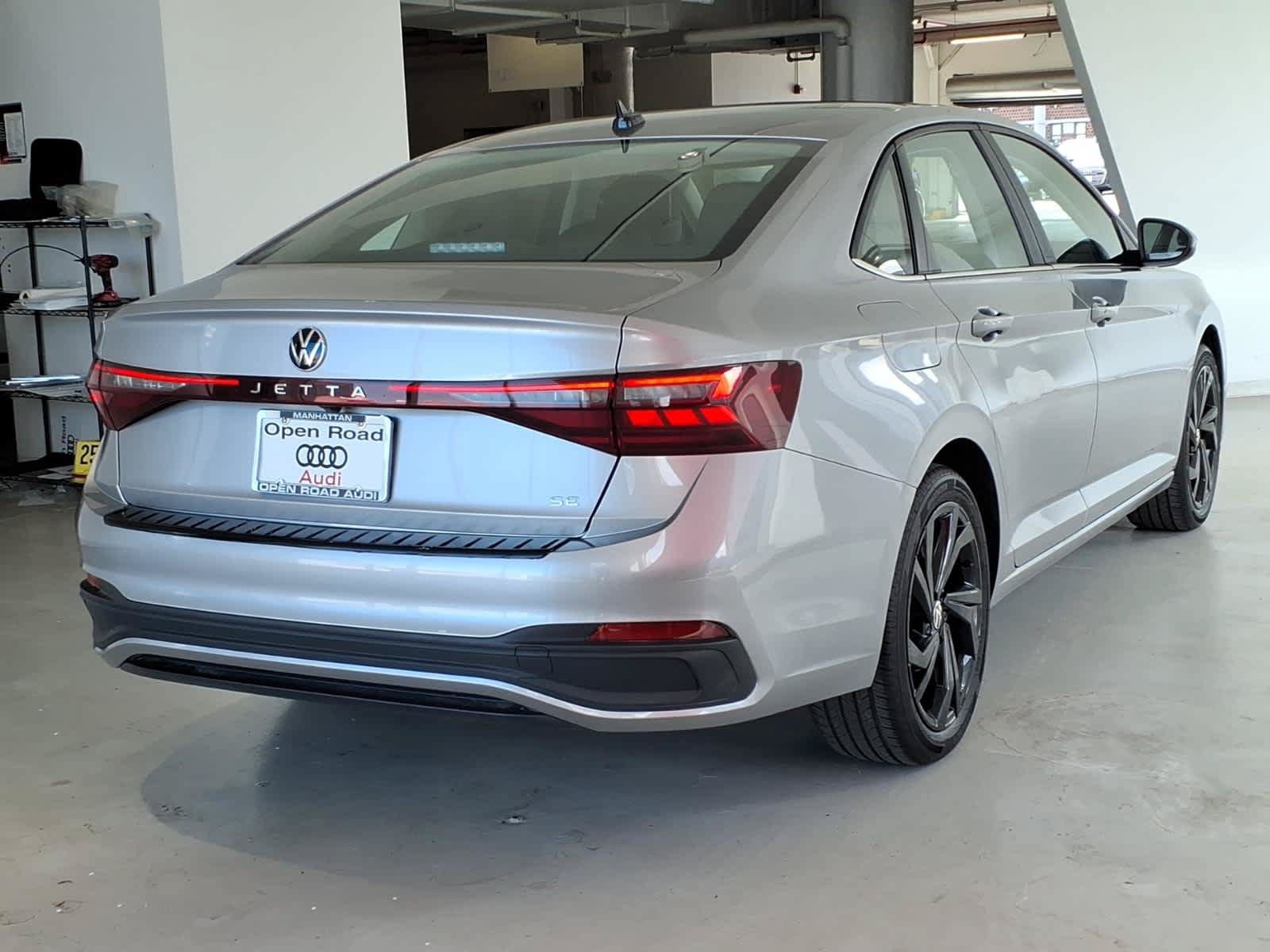 Used 2026 Volkswagen Jetta SE FWD image 4