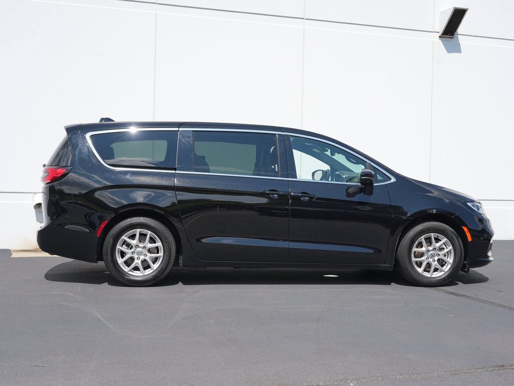 Used 2025 Chrysler Pacifica Select FWD image 2