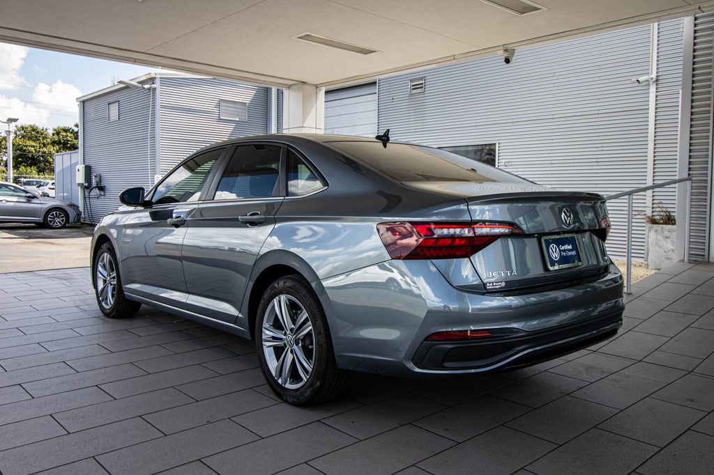 Certified 2022 Volkswagen Jetta SE image 11