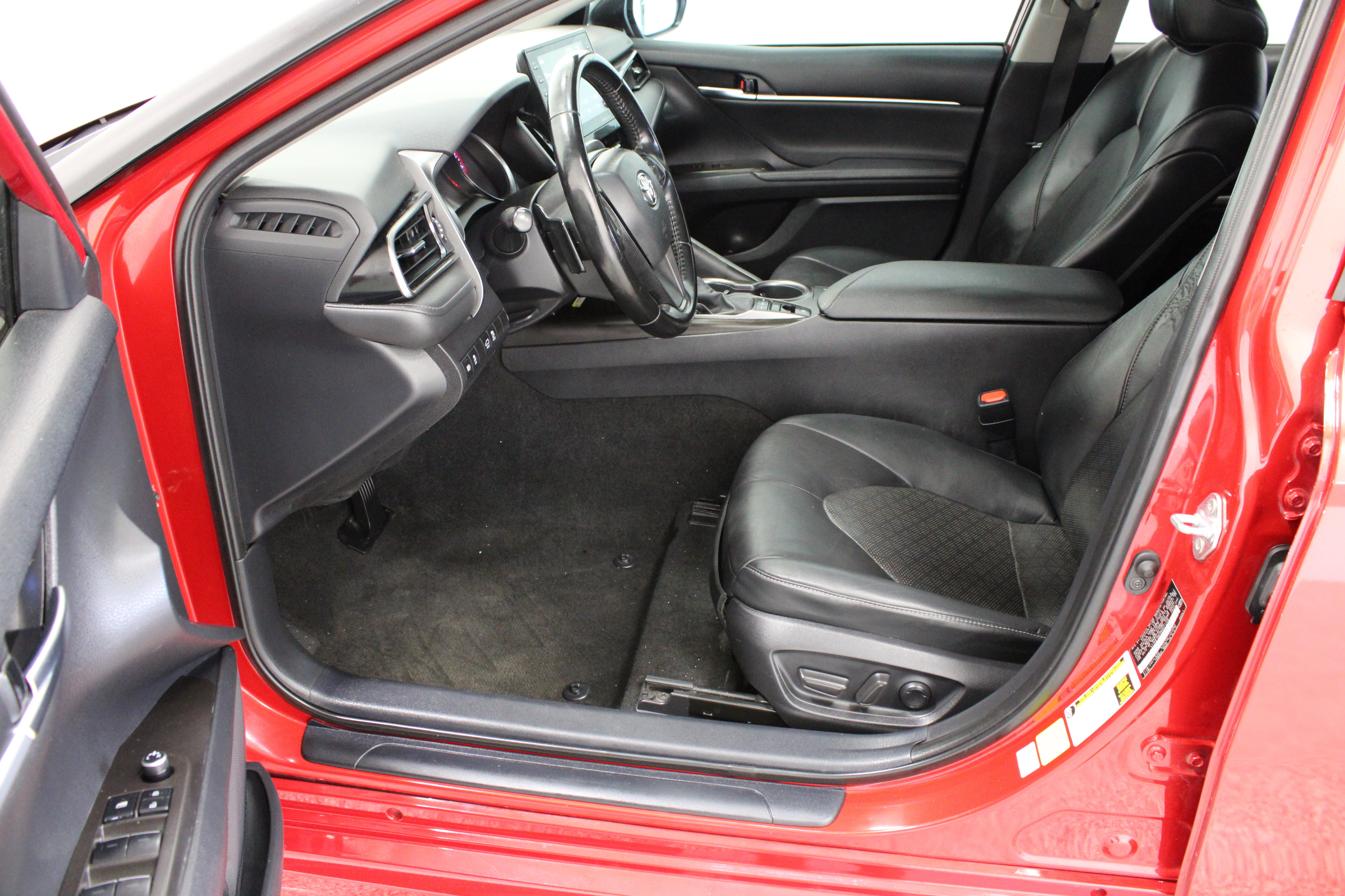 Used 2022 Toyota Camry XSE FWD image 14