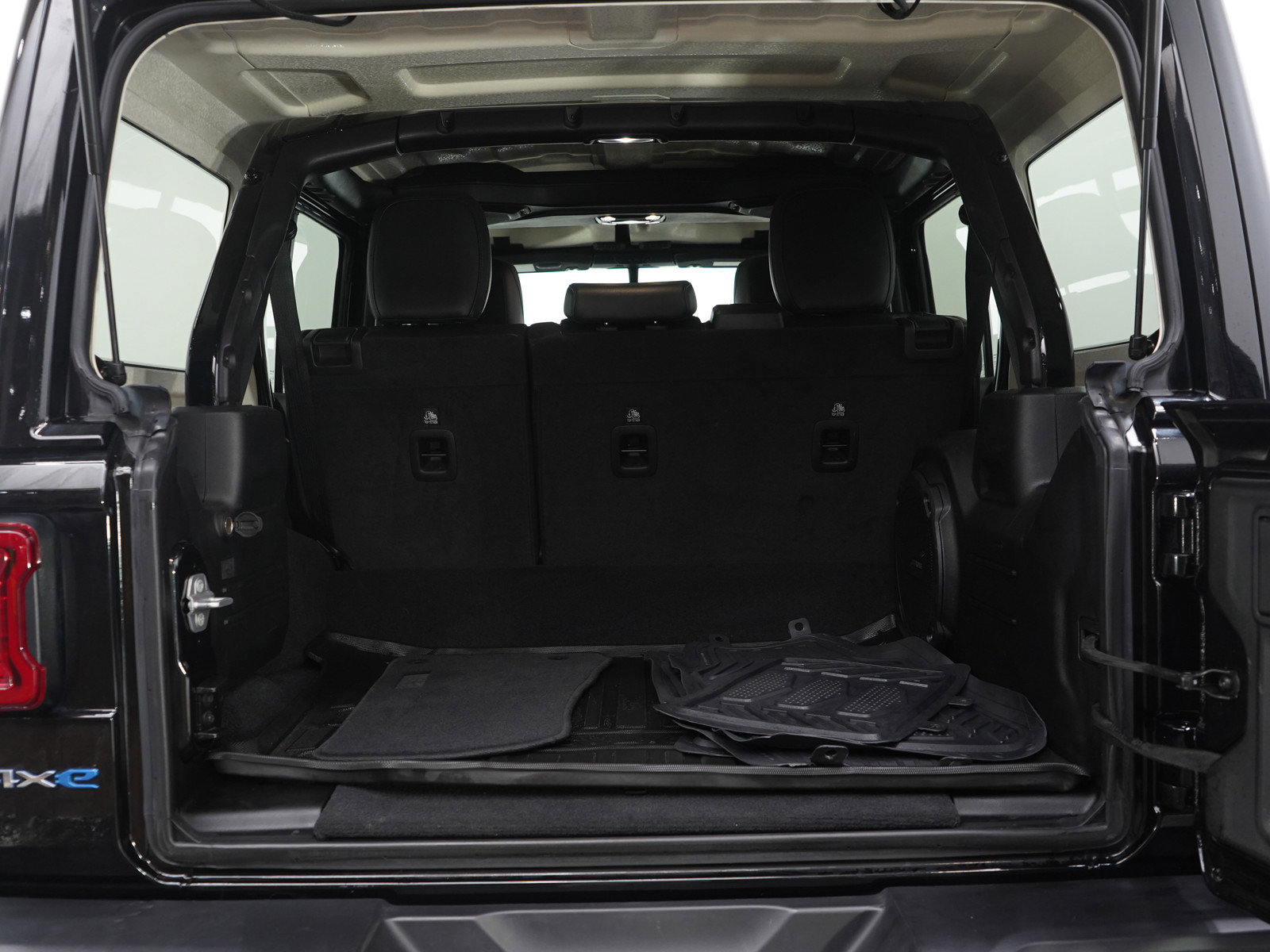 Used 2021 Jeep Wrangler Unlimited Sahara w/ Cold Weather Group image 16