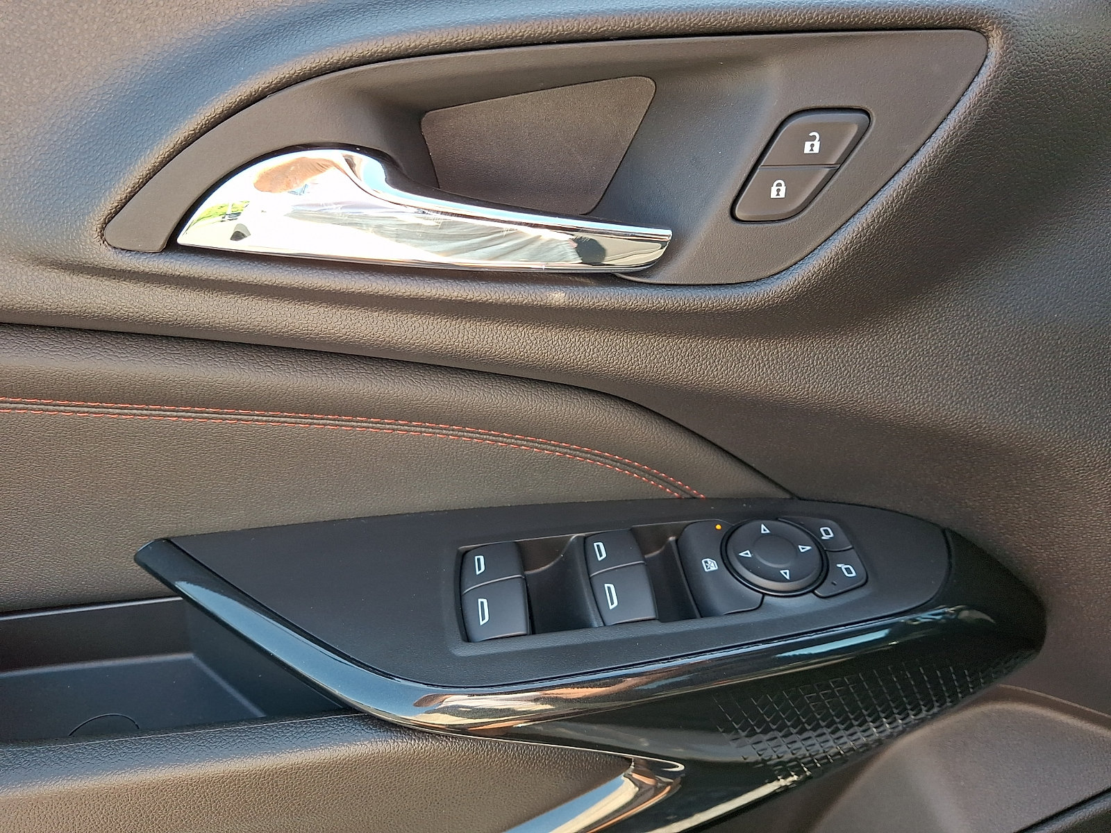 Certified 2026 Chevrolet Trax RS w/ Sunroof Package FWD image 12