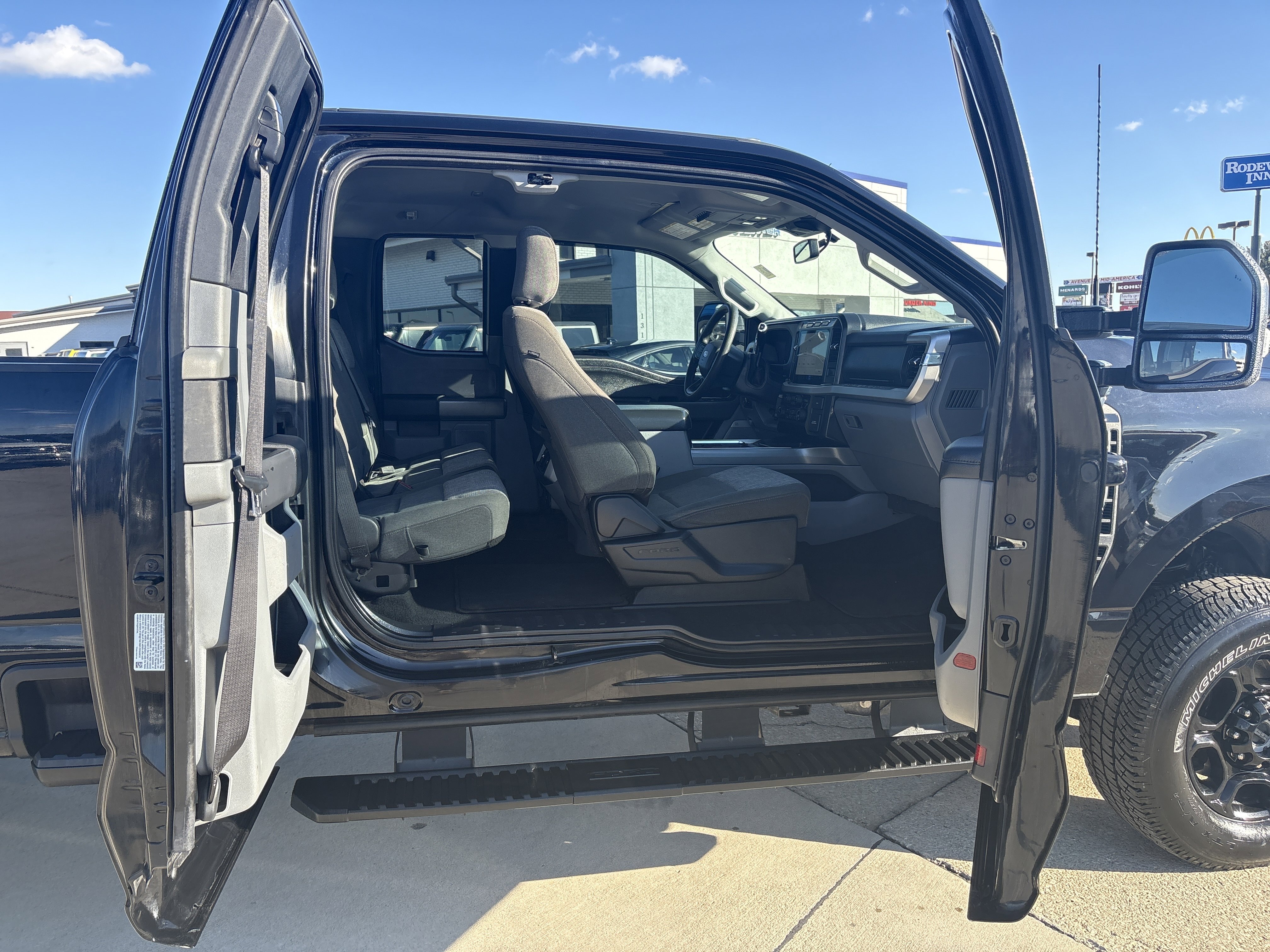 Used 2023 Ford F350 XLT w/ XLT Premium Package image 5