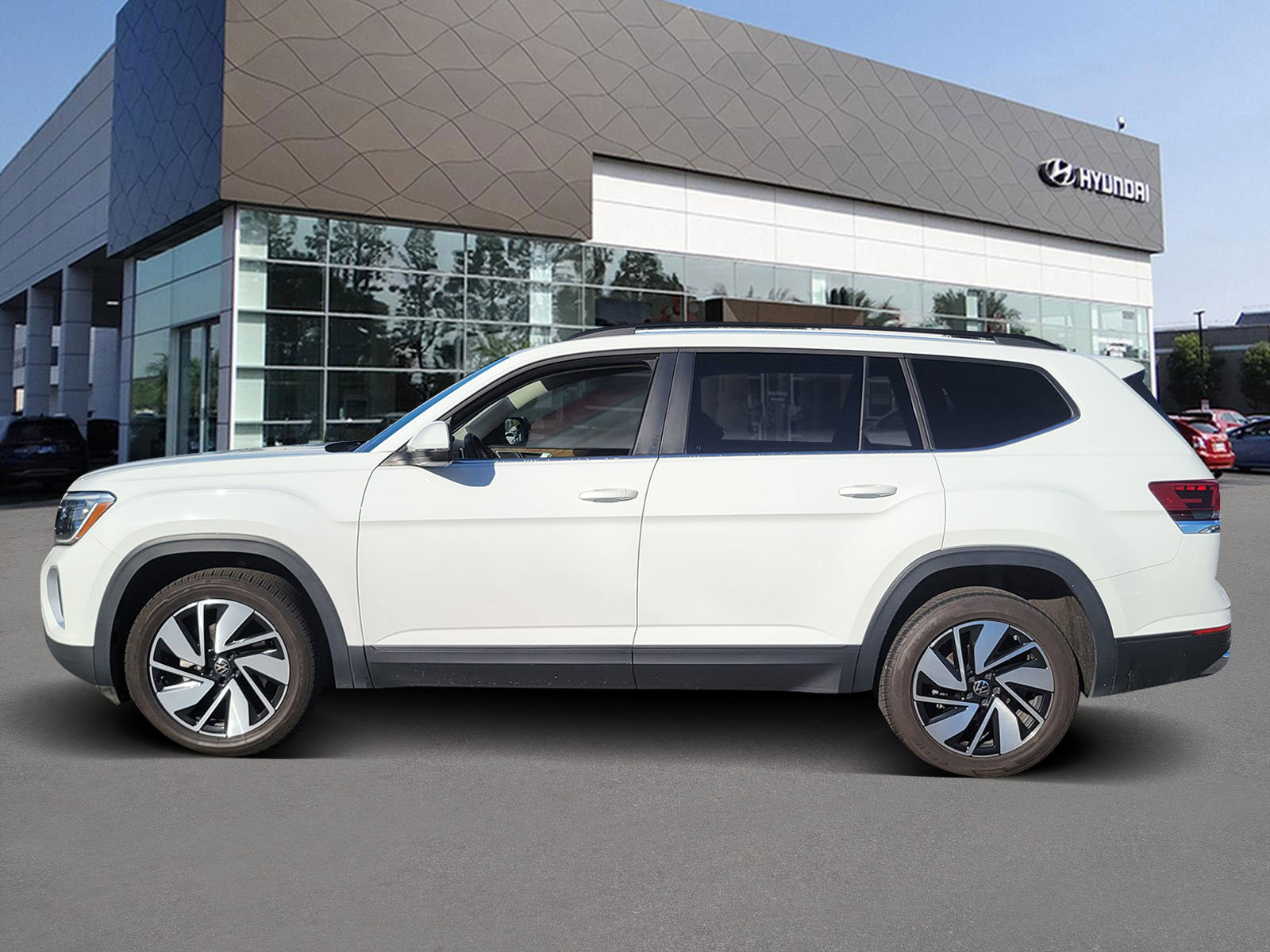 Used 2024 Volkswagen Atlas SE image 3