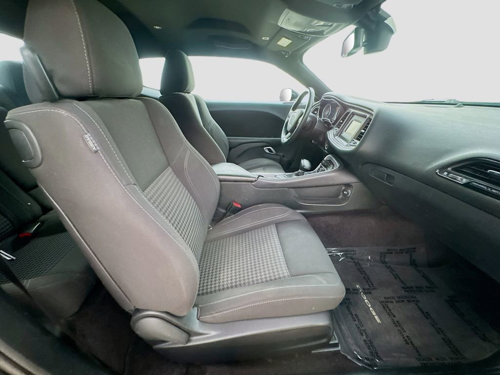 Used 2017 Dodge Challenger SXT RWD image 29