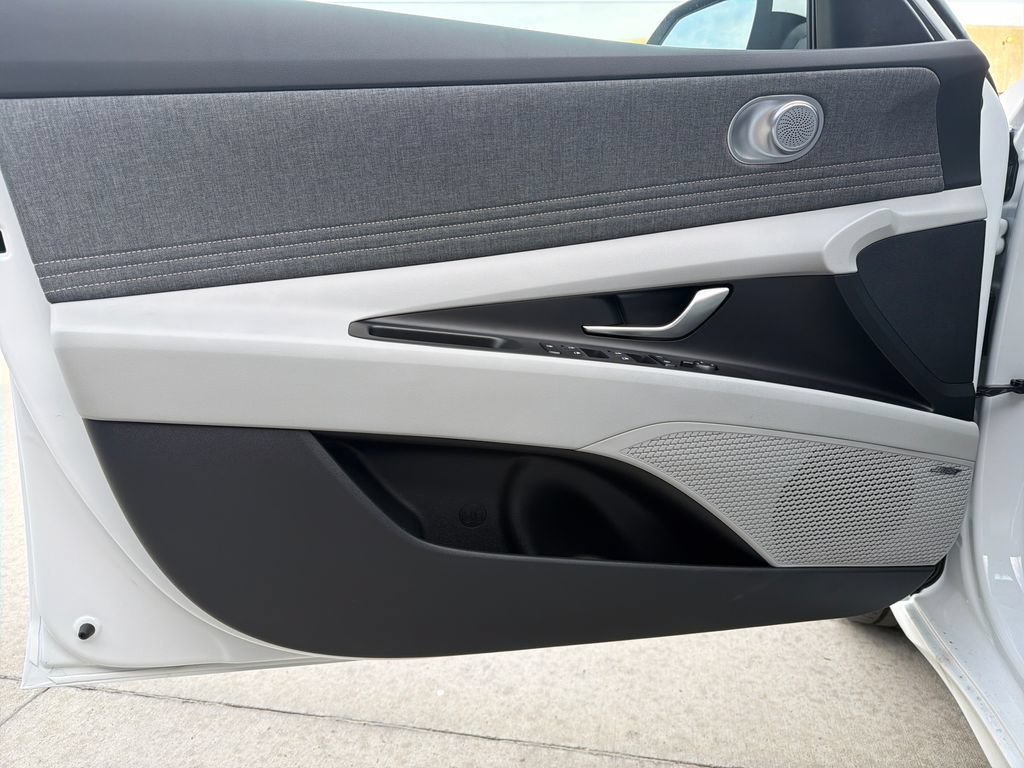 New 2026 Hyundai Elantra Limited FWD image 13