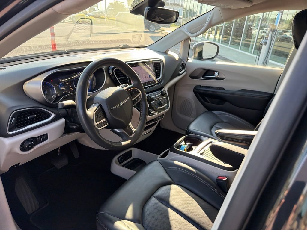 Used 2023 Chrysler Pacifica Touring-L FWD image 17
