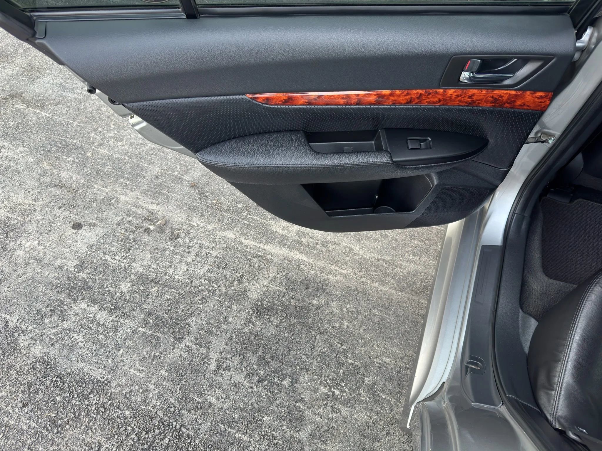 Used 2011 Subaru Legacy 2.5i Limited image 7