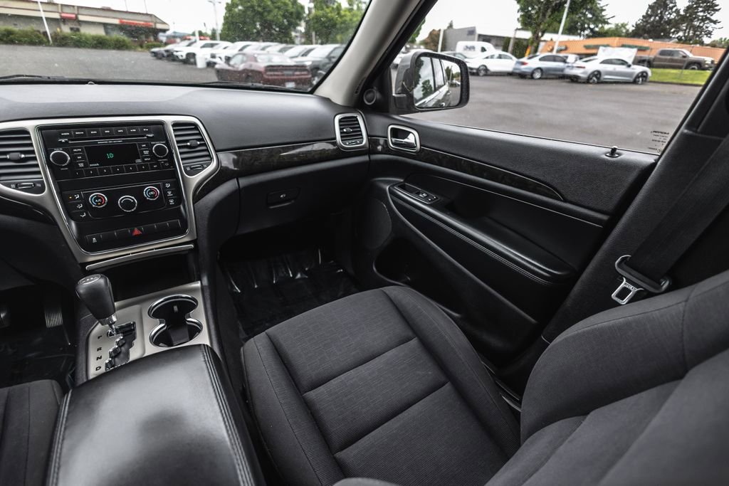 Used 2012 Jeep Grand Cherokee Laredo w/ Laredo E Group AWD/4WD image 24