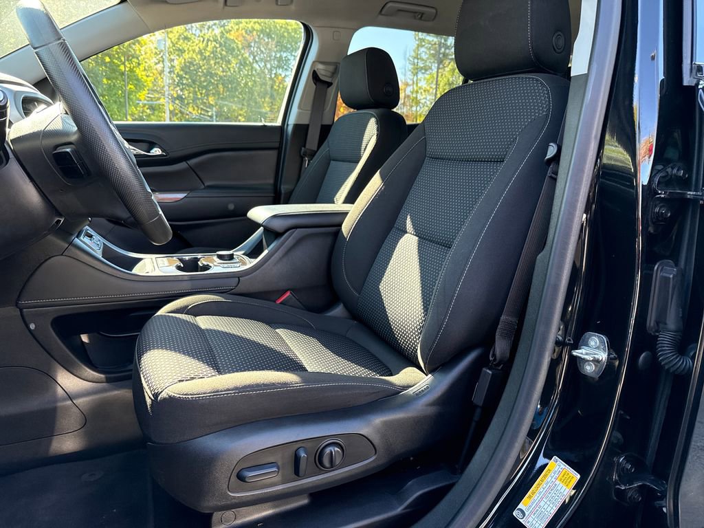 Used 2023 GMC Acadia SLE w/ Driver Convenience Package image 3