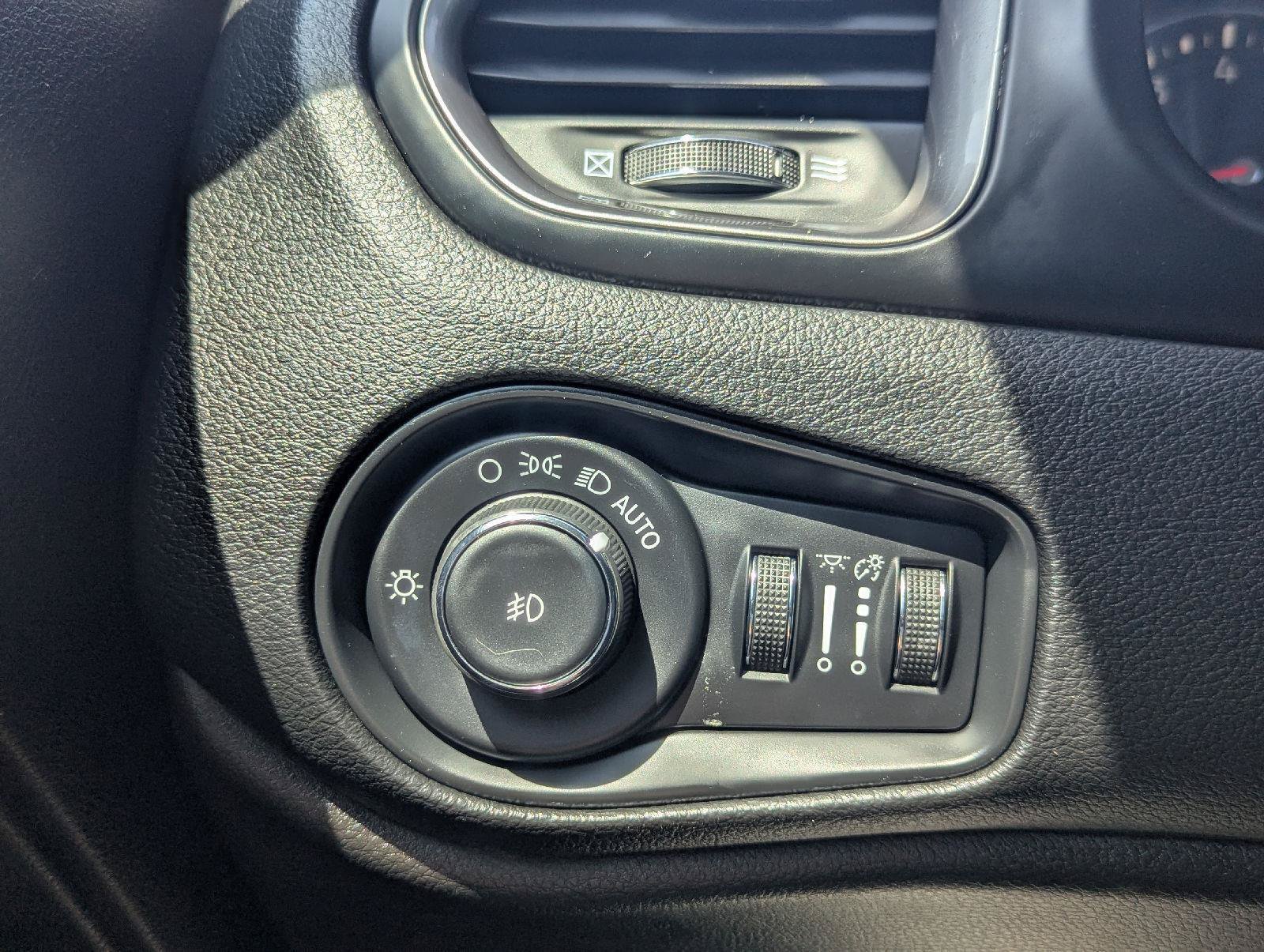 Used 2021 Jeep Renegade Limited AWD/4WD image 33