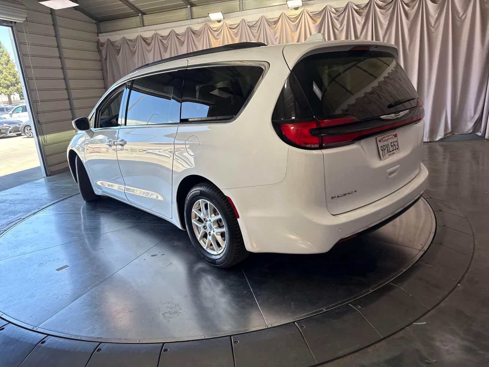 Used 2022 Chrysler Pacifica Touring-L FWD image 7