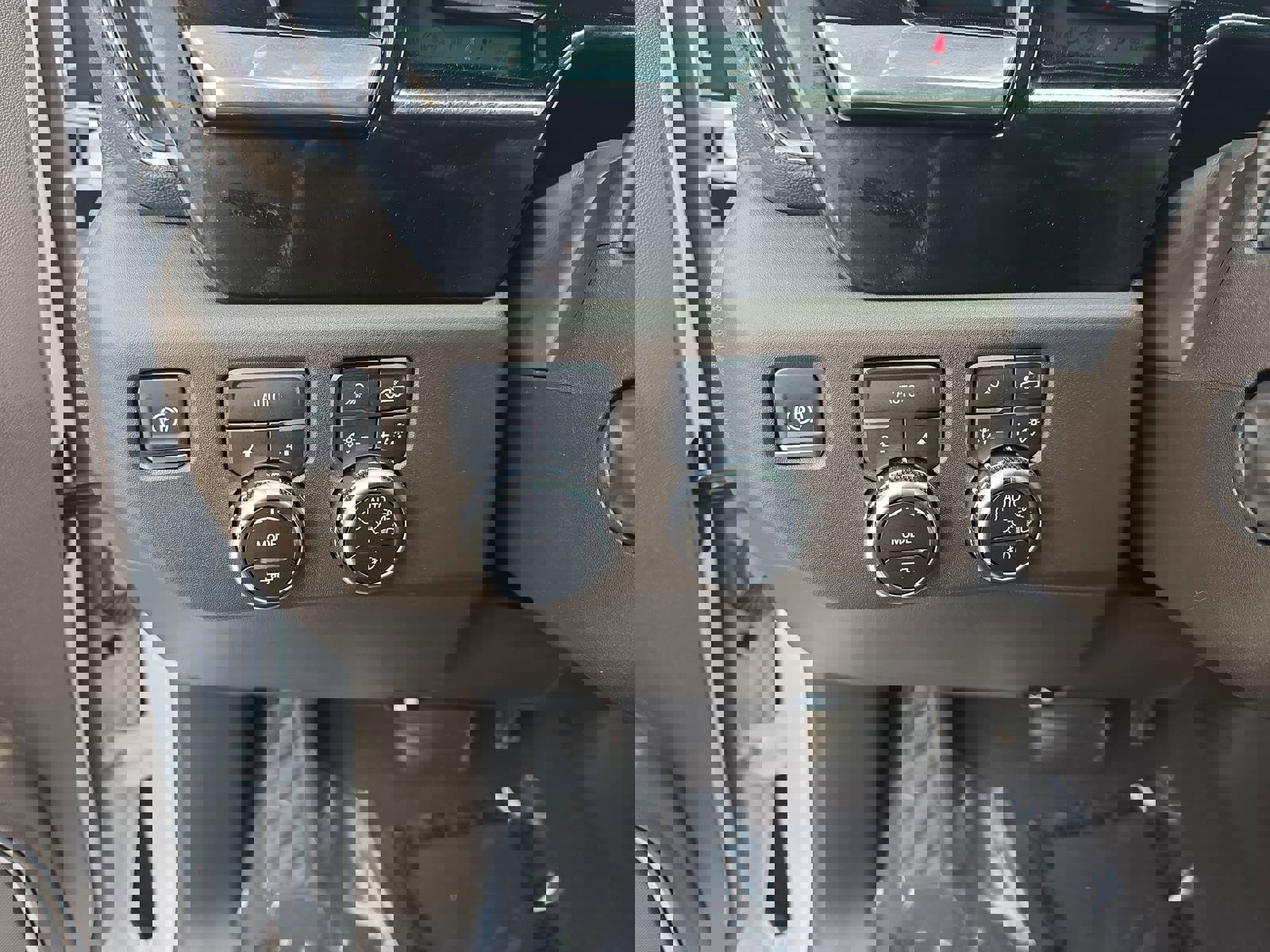 Used 2025 GMC Sierra 1500 SLT w/ SLT Premium Plus Package image 28