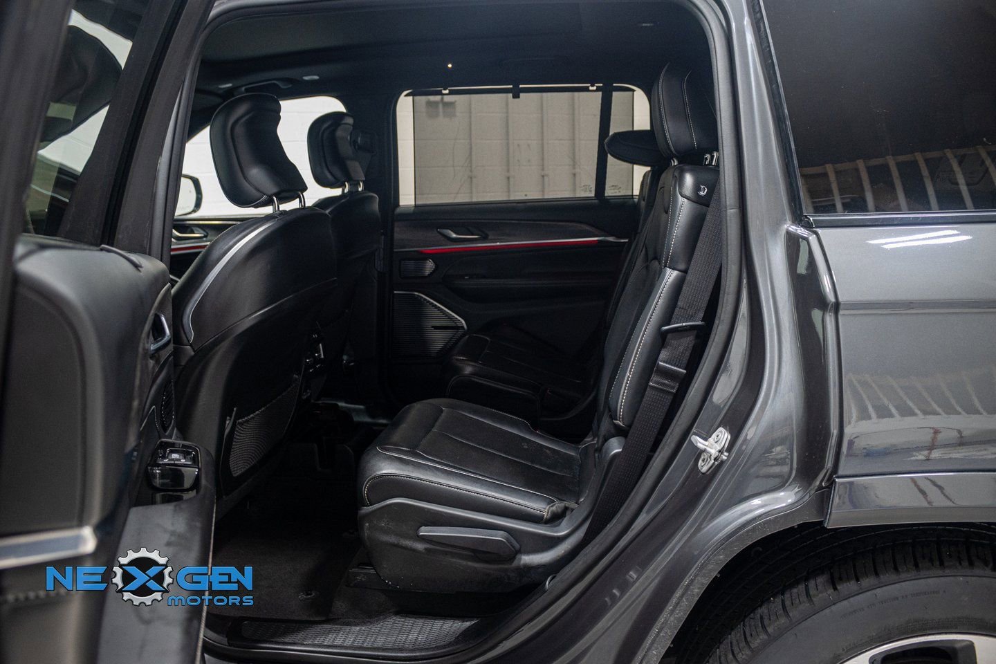 Used 2021 Jeep Grand Cherokee L Overland w/ Luxury Tech Group IV AWD/4WD image 28