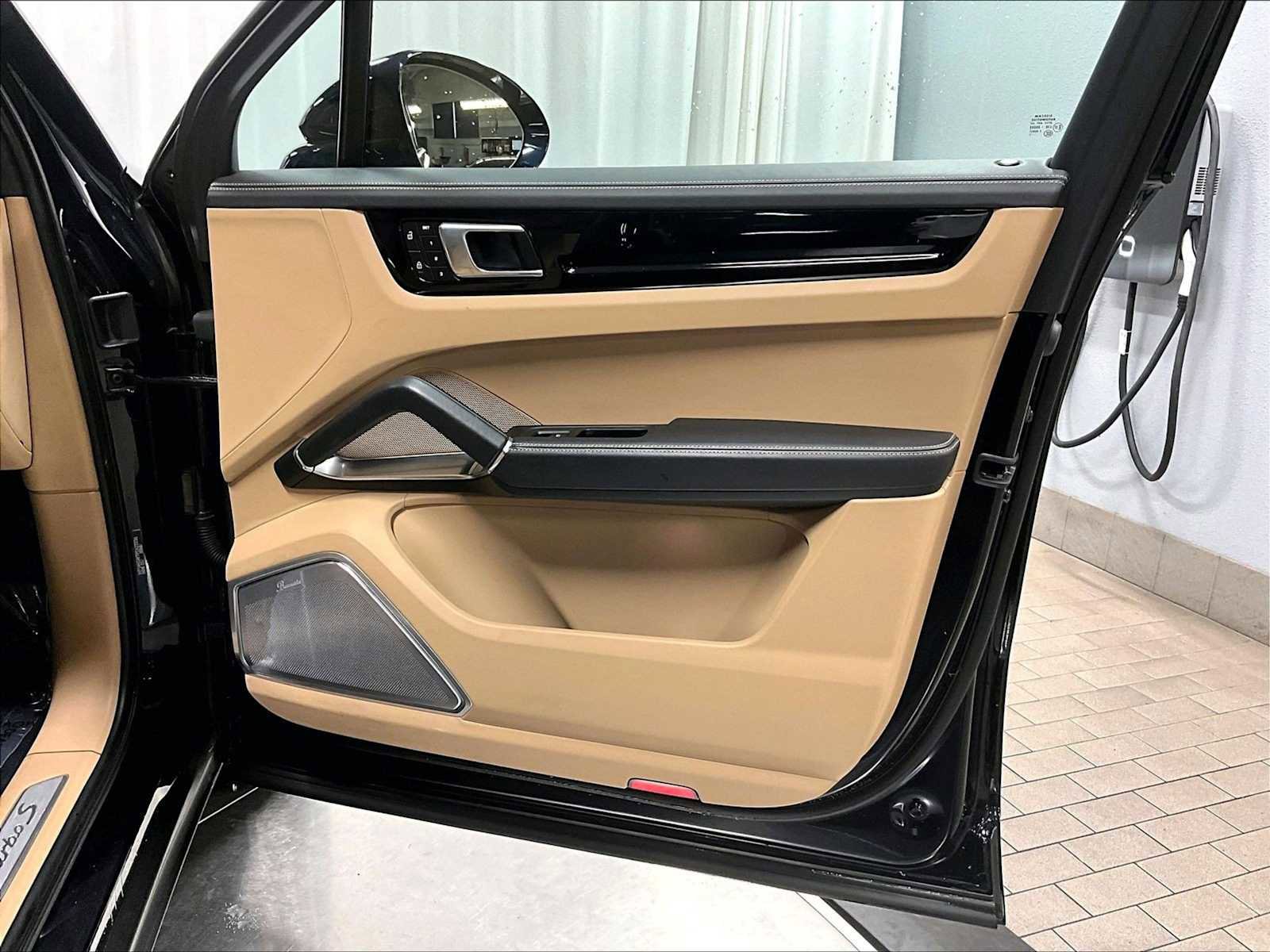 Used 2023 Porsche Cayenne Turbo S image 29