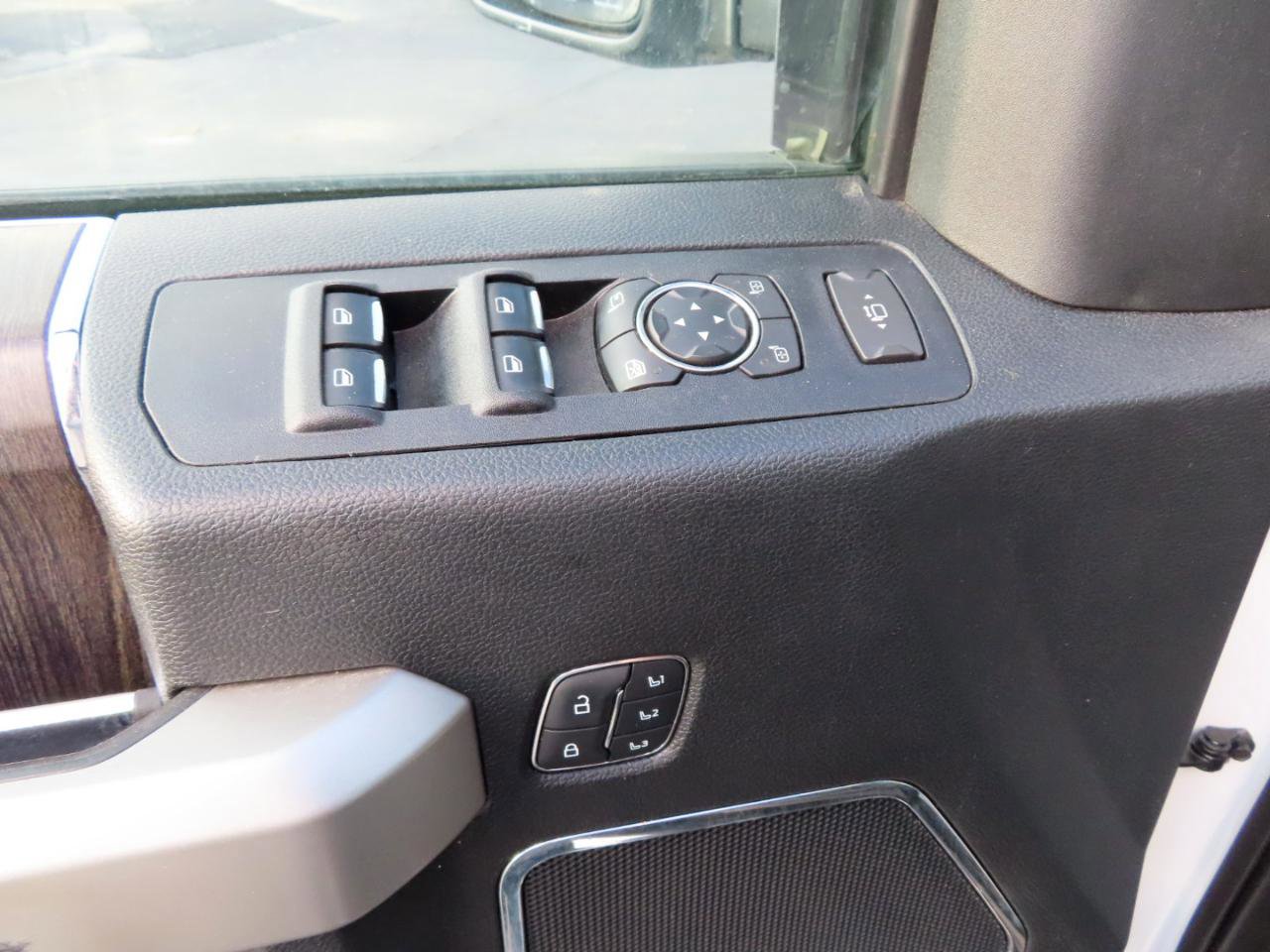 Used 2021 Ford F350 Lariat w/ Chrome Package image 28