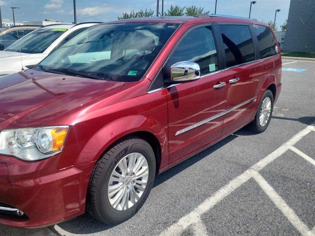 Used 2016 Chrysler Town & Country Limited FWD image 1