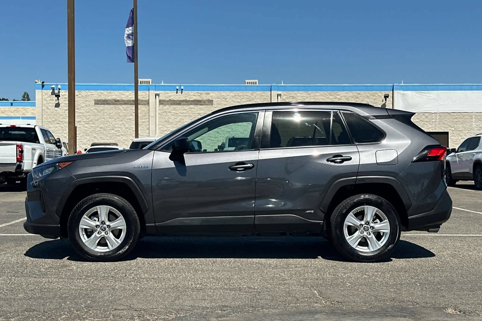 Used 2021 Toyota RAV4 LE AWD/4WD image 6