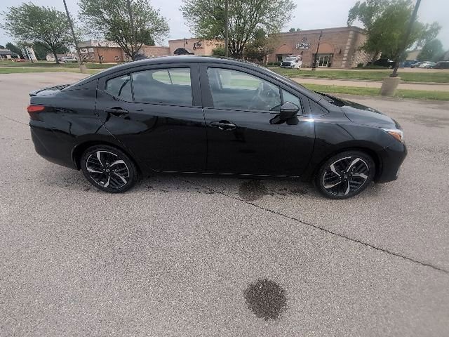 Used 2024 Nissan Versa SR FWD image 2