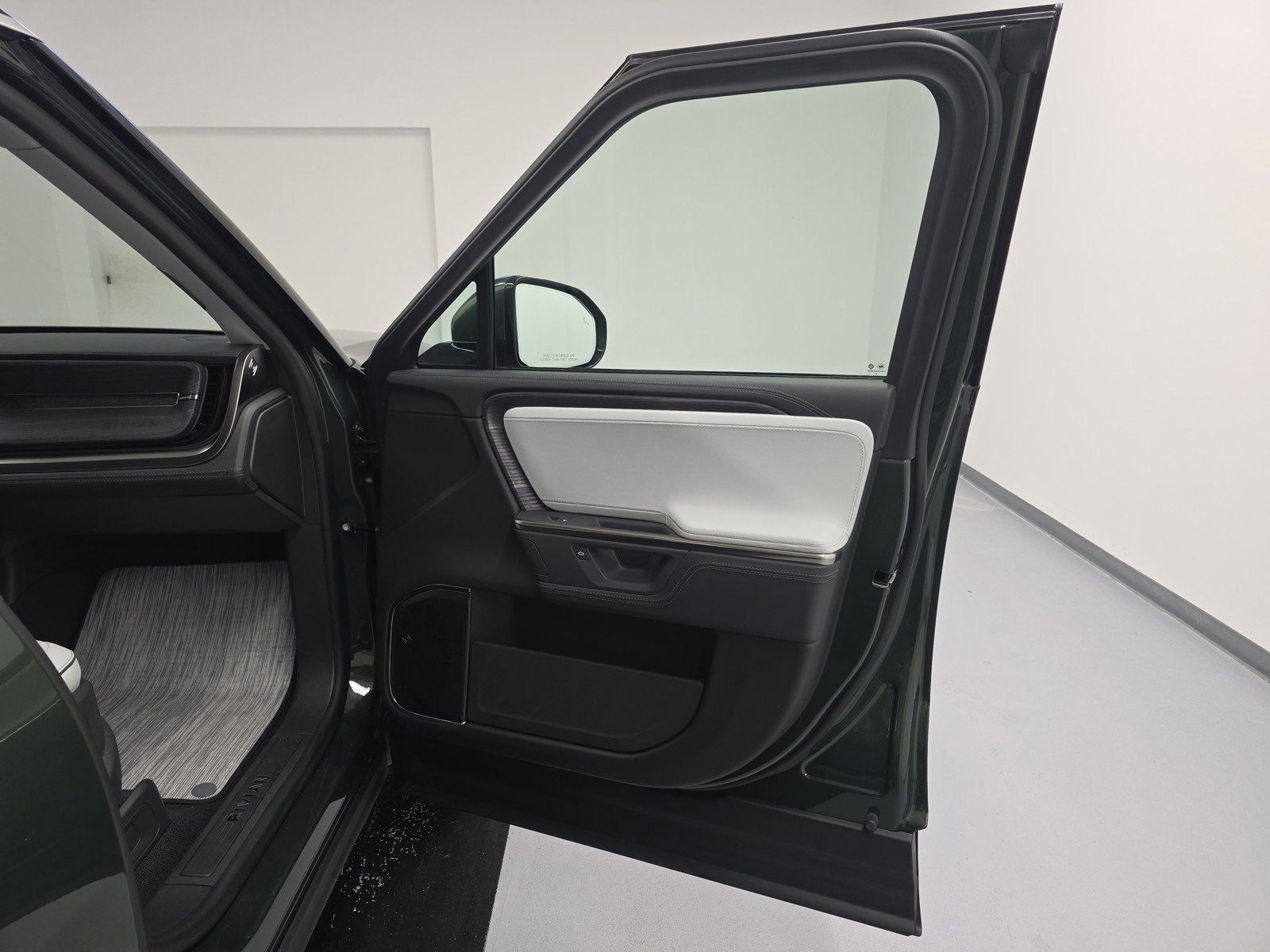 Used 2025 Rivian R1S Adventure AWD/4WD image 18