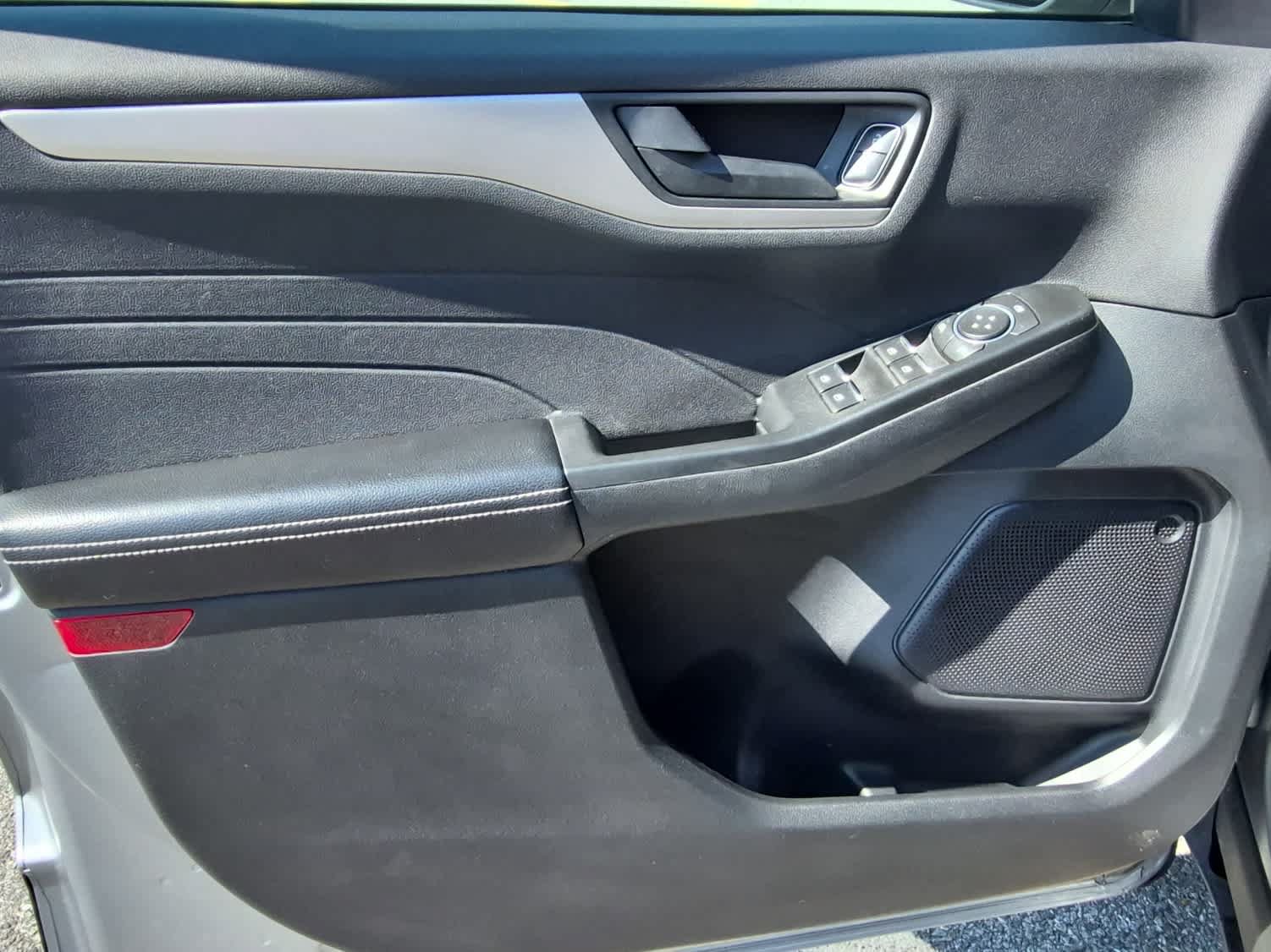 Used 2022 Ford Escape SE w/ SE Sport Appearance Package FWD image 9