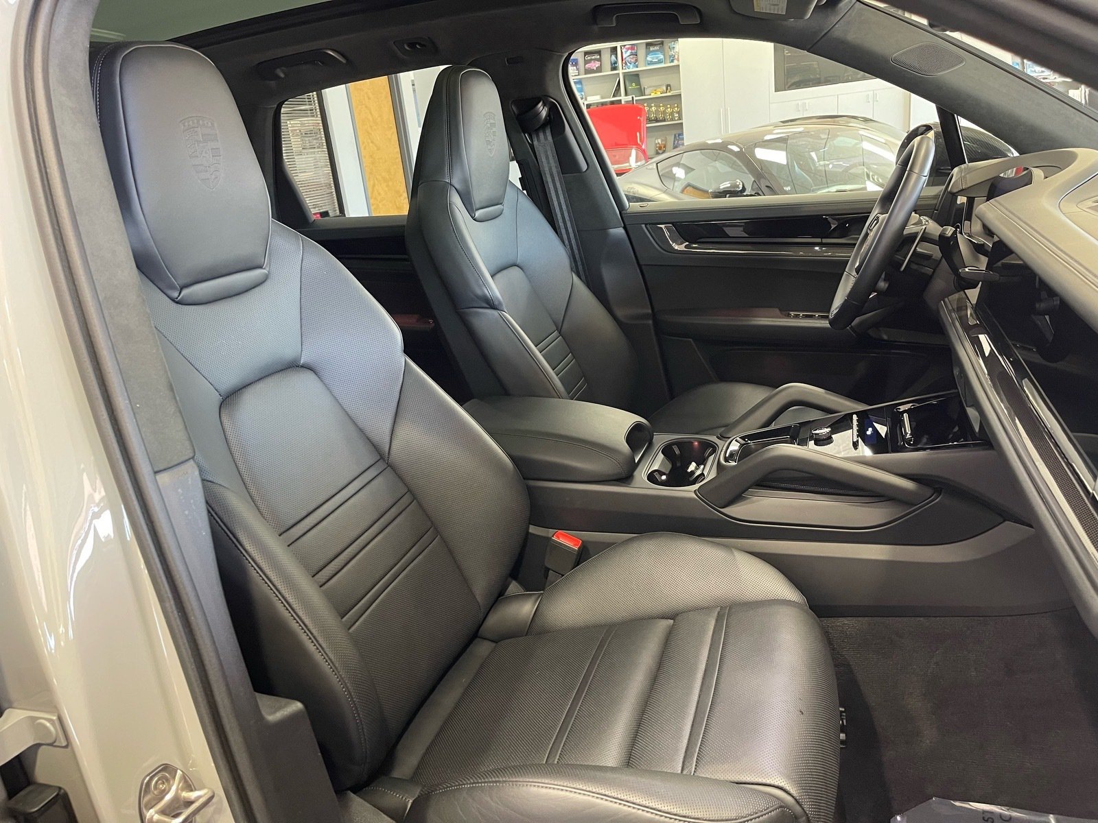 Used 2025 Porsche Cayenne GTS AWD/4WD image 42