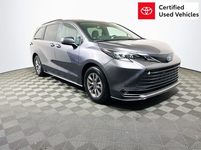 Certified 2025 Toyota Sienna XLE FWD image 1