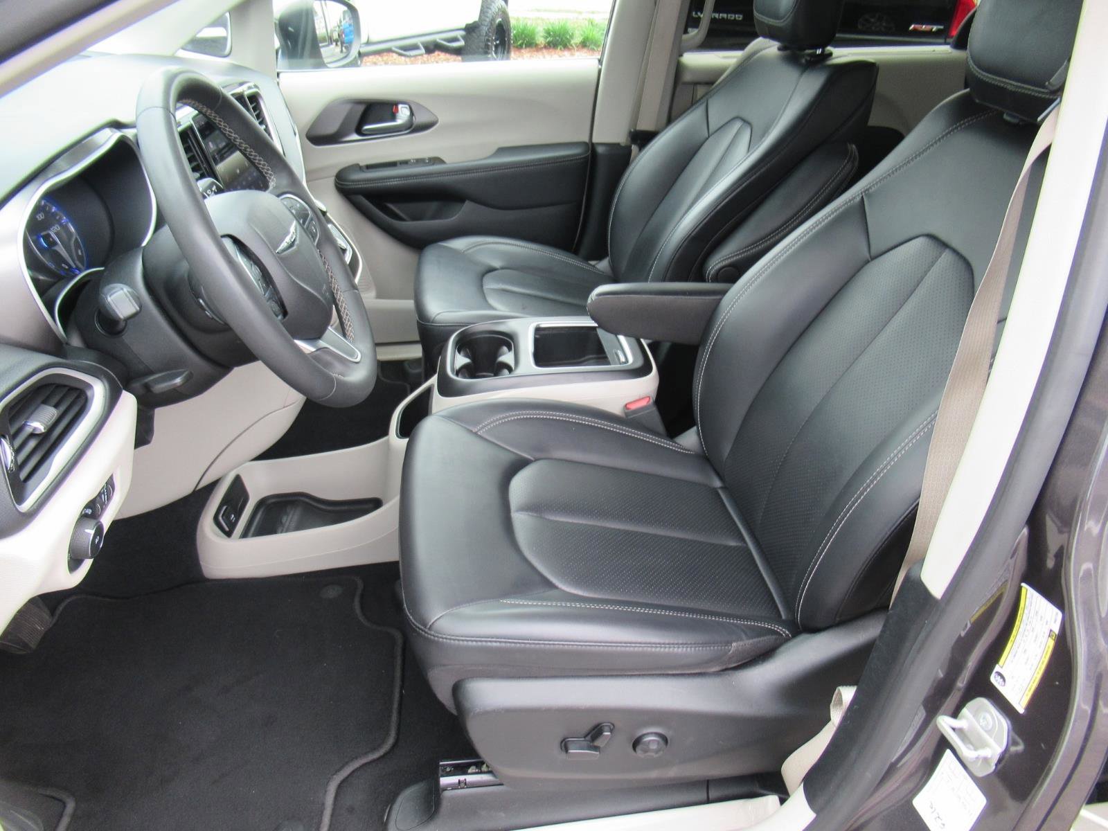 Used 2023 Chrysler Pacifica Touring-L FWD image 18