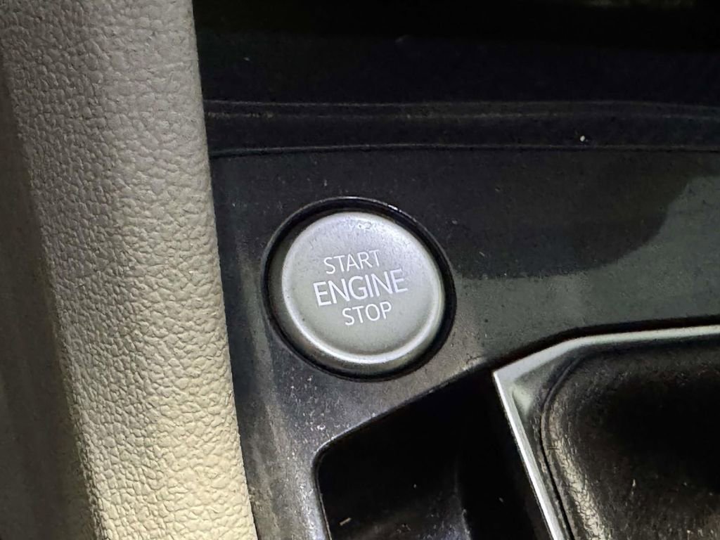 Used 2023 Volkswagen Tiguan SE R-Line image 28