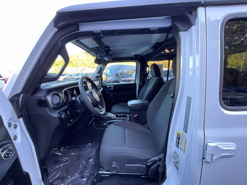 Used 2023 Jeep Gladiator Sport AWD/4WD image 9