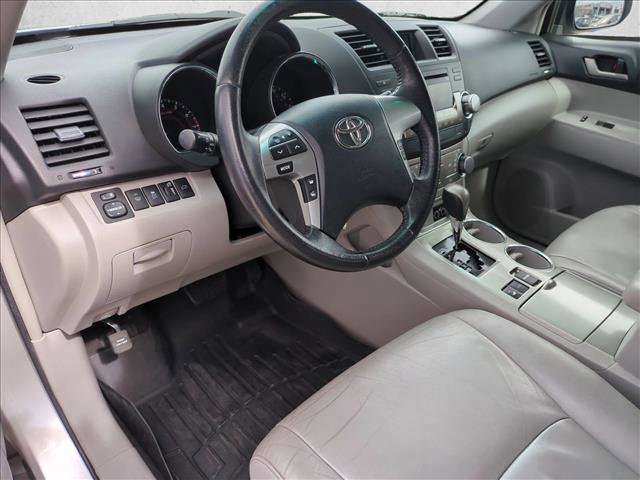 Used 2011 Toyota Highlander SE w/ Tow Pkg image 9