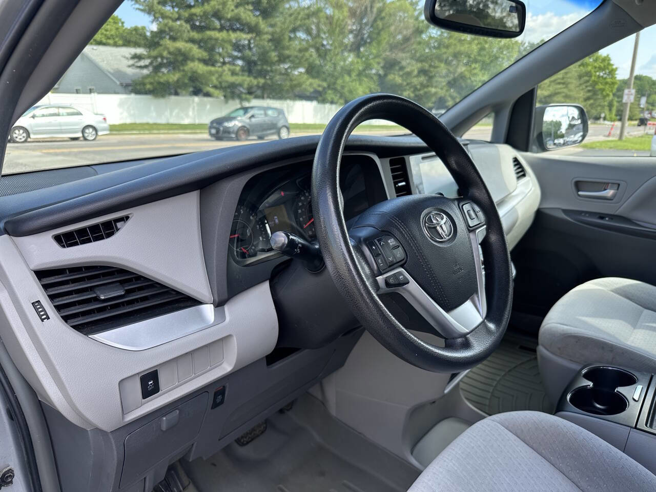 Used 2015 Toyota Sienna LE FWD image 18