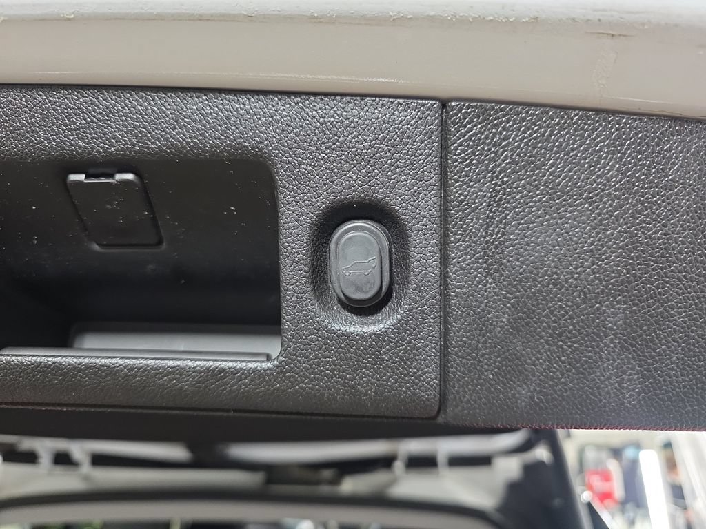 Used 2018 Chevrolet Suburban Premier AWD/4WD image 15