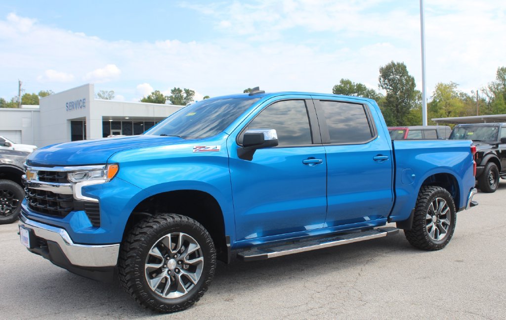 Used 2024 Chevrolet Silverado 1500 LT w/ Z71 Off-Road Package AWD/4WD image 3