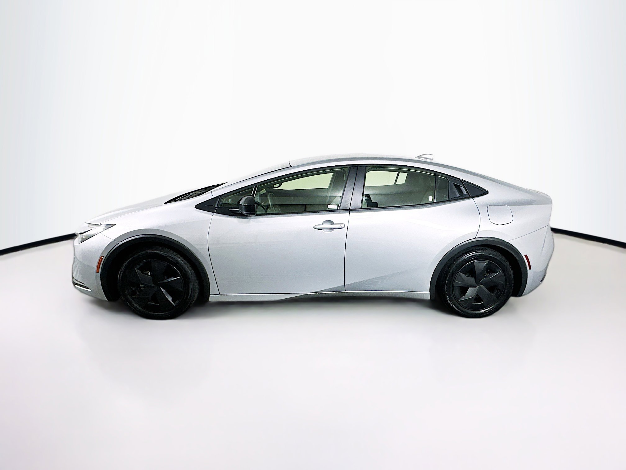 Used 2025 Toyota Prius LE FWD image 4