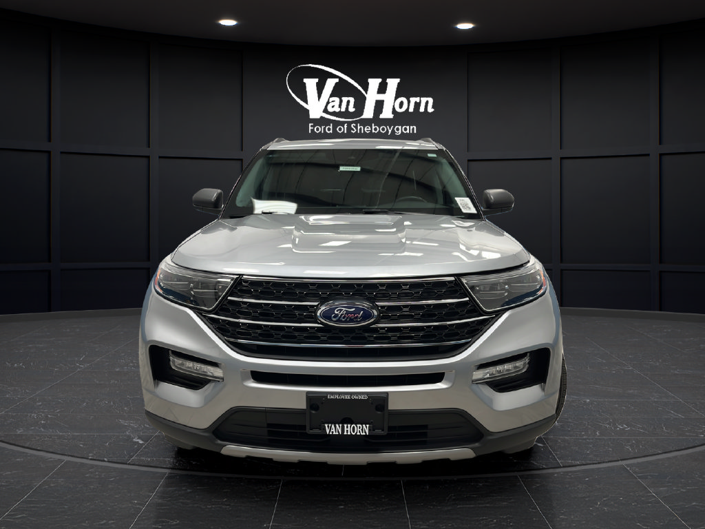 Used 2023 Ford Explorer XLT w/ Equipment Group 202A AWD/4WD image 2