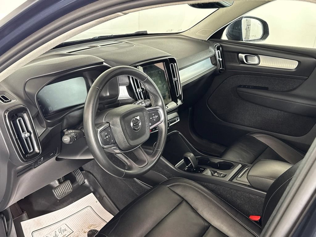 Used 2022 Volvo XC40 T5 Momentum AWD/4WD image 9