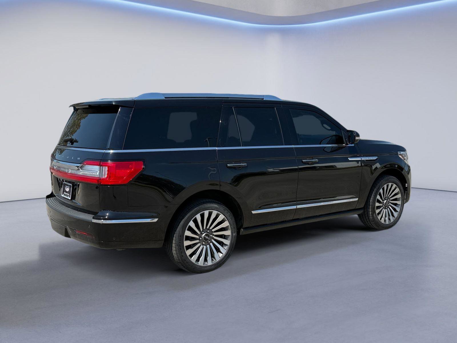 Used 2021 Lincoln Navigator Reserve w/ Luxury Package AWD/4WD image 3